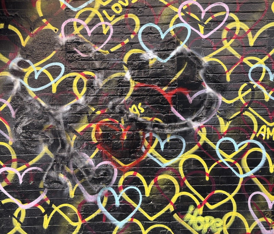 photographie artistique d'un mur avec des tags